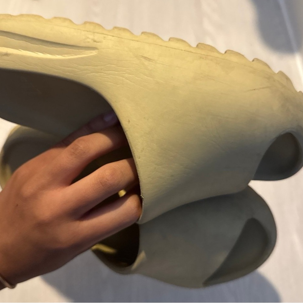 Yeezy Slides - Picture 4 of 6